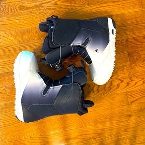 BURTON Womens sz 7.5 snowboard boots